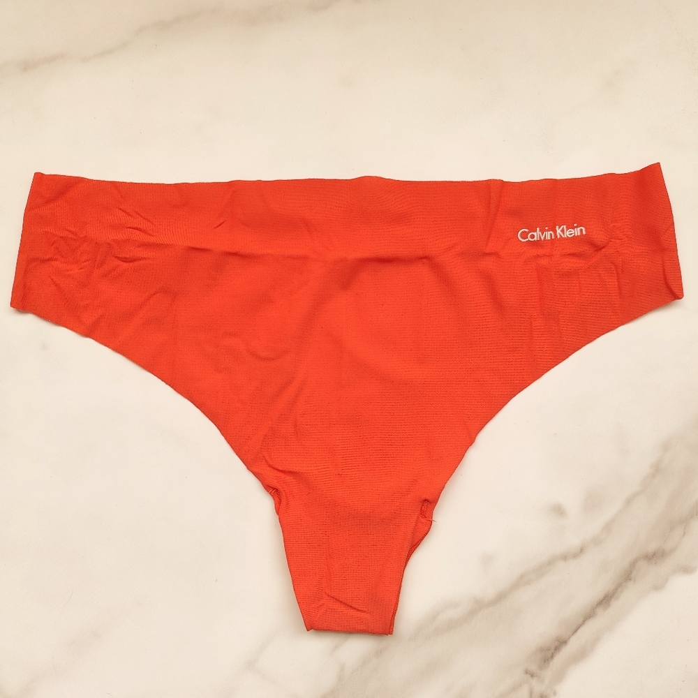 NWOT CALVIN KLEIN INVISIBLES THONG PANTY IN CHERRY TOMATO SIZE LARGE
